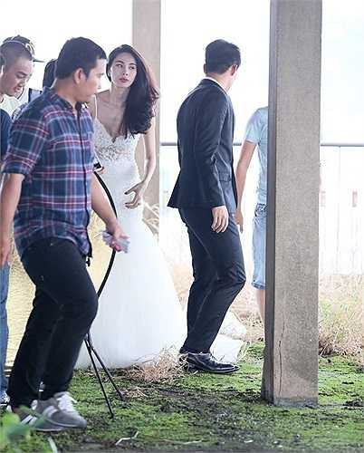 Thông tin địa điểm thực hiện bộ ảnh cưới của Thủy Tiên và Công Vinh được cặp đôi giữ kín vì không muốn truyền thông chú ý. Ngoài nhiếp ảnh gia Lê Thiện Viễn, chuyên gia trang điểm Huy JC và stylist Đỗ Long, không ai biết thông tin về buổi chụp hình