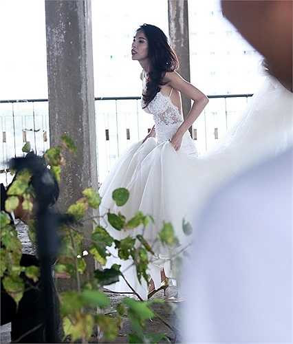 Cặp đôi Công Vinh và Thủy Tiên thuê tầng thượng của chung cư hoang sơ nằm trên địa bàn quận 5, TP.HCM để chụp ảnh. Trước đó, cô dâu đã trang điểm tại nhà và mặc váy cưới, Công Vinh diện vest lịch lãm.