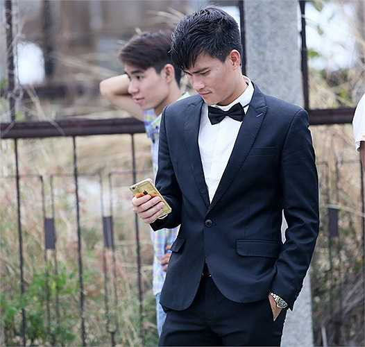 Anh tranh thủ lướt web khi chờ bà xã trang điểm, chụp những cảnh một mình. Chân sút số một của đội tuyển Việt Nam tại AFF Cup 2014 sẽ không thể tham dự trận tranh Siêu cúp quốc gia do trùng với thời điểm anh cùng bã xã Thủy Tiên tổ chức đám cưới.