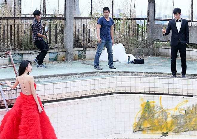 Anh lấy điện thoại ghi lại khoảnh khắc của bà xã trong buổi chụp hình. Công Vinh và Thủy Tiên công khai mối quan hệ năm 2008. Trong suốt 6 năm yêu nhau, cặp đôi không ít lần vướng tin đồn mượn tên tuổi để PR hình ảnh.