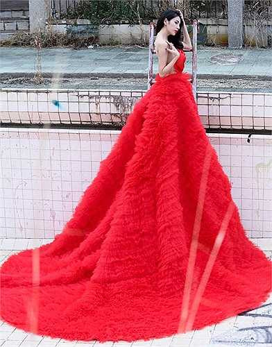 Mặc dù lịch làm việc dày đặc nhưng Thủy Tiên vẫn giữ được vẻ ngoài tươi tắn, cô diện trang phục cô dâu gợi cảm bên cạnh ông xã Công Vinh bảnh bao.