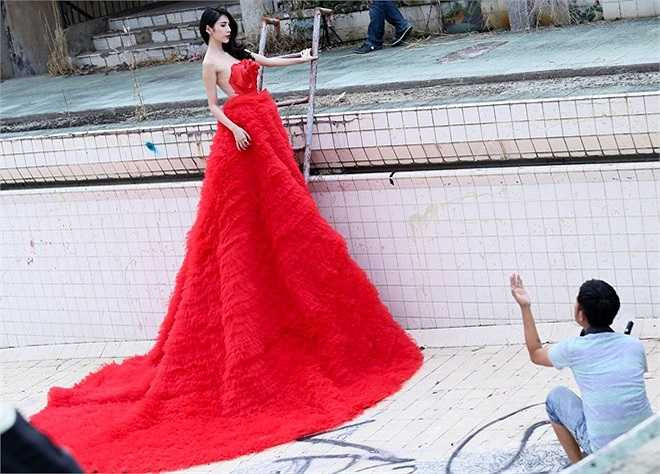 Được biết toàn bộ chất liệu của bộ váy đều sử dụng chất liệu nhập ngoại hoàn toàn như ren Italy, voan cao cấp và hạt đá Swarovski.