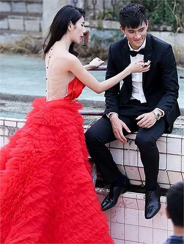 Sau đó, cặp tân nương tân lang sẽ lên chùa làm lễ. Buổi tối cùng ngày, đôi vợ chồng trẻ tổ chức tiệc chiêu đãi gia đình, người thân và bạn bè tại một trung tâm tiệc cưới hoành tráng ở ở thành phố Rạch Giá. Đây được coi là đám cưới được mong chờ nhất năm 2014 của showbiz Việt. (Theo Zing)