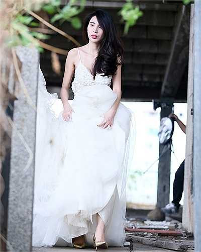 Thủy Tiên diện chiếc váy cưới hai dây sexy, khoe vòng một gợi cảm. Phần eo của chiếc váy được kết hợp khoảng ren mỏng, khoe eo thon của cô dâu.