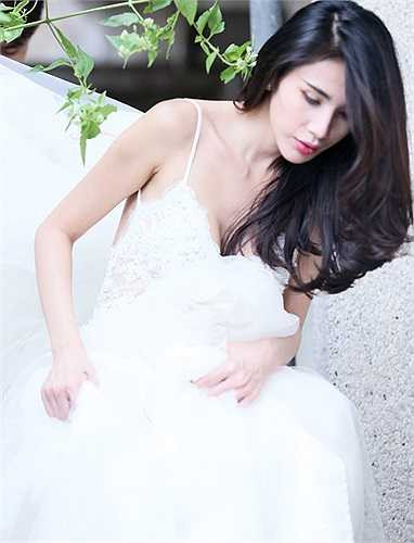 Với lợi thế ngoại hình mảnh mai, gợi cảm, Thủy Tiên dễ dàng lựa chọn những chiếc váy cưới tôn vóc dáng của mình. Là người đẹp có gu thẩm mỹ, luôn theo đuổi phong cách gợi cảm và sang trọng, vì thế những thông tin liên quan đến trang phục cưới của Thủy Tiên rất được người hâm mộ rào đón. Theo đó, nữ ca sĩ đã đặt may riêng 4 bộ váy cưới.