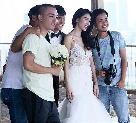 Vợ chồng Thủy Tiên - Công Vinh chụp hình cùng ê-kíp. Các mẫu váy Thủy Tiên chọn đều có phong cách gợi cảm, khoe lợi thế ngoại hình. Các thiết kế phù hợp hình tượng sexy vốn có của nữ ca sĩ có điểm nhấn là khoảng hở sexy tại thân áo, lưng váy và bó sát gợi đường cong nóng bỏng.