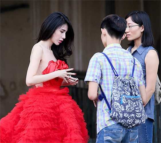 Sau đó, cô thay bằng chiếc đầm đuôi cá bó trên và đuôi xòe rộng rất lộng lẫy kiêu sa. Nữ ca sĩ Kiss me được trợ lý chăm sóc chú đáo suốt buổi chụp hình.