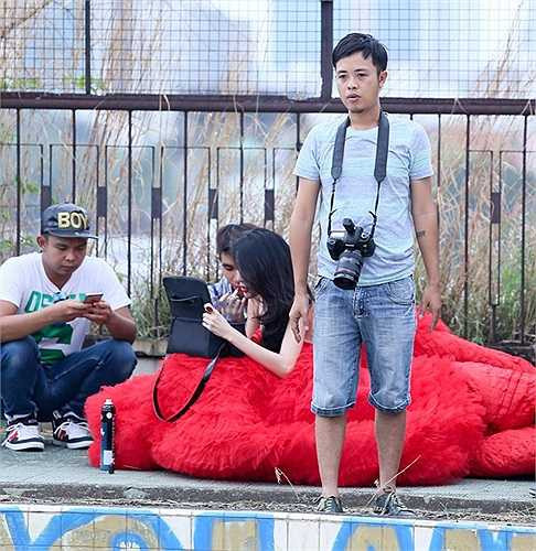 Người đẹp tranh thủ trang điểm lại, trong khi chờ đợi các thành viên set - up bối cảnh. Theo stylist Đỗ Long cũng đang gấp rút hoàn thành hai bộ váy khác, cũng là màu đỏ và trắng - các gam màu yêu thích nhất của Thủy Tiên.