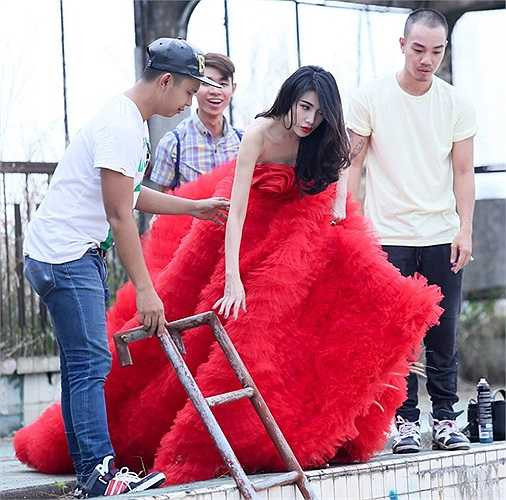 Bộ váy này được kết toàn bộ bằng đá swarovski cao cấp, khá nặng nên cô luôn cần vài người bên cạnh để nâng đỡ giúp mình khi di chuyển.