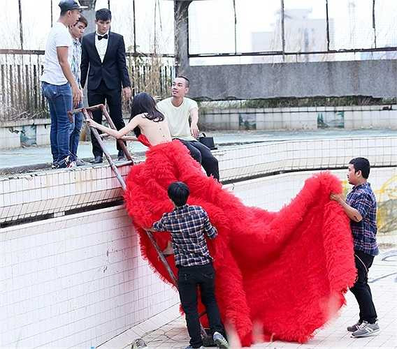 Chiếc váy nặng khiến bà mẹ một con gặp khó khăn trong việc đi lại. Bên cạnh cô luôn có hai trợ lý theo sát nâng váy. Ngoài ra, cả hai chiếc váy cưới đều hở nguyên phần lưng.