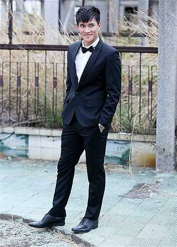 Tiền đạo Công Vinh bảnh bao, điển trai trong bộ vest lịch lãm. Vì bận rộn nên trước ngày cưới vài ngày họ mới chụp ảnh cưới cùng nhau. Sau khi thực hiện bộ ảnh cưới trong nội thành, cả hai sẽ thực hiện tiếp một bộ ảnh tại miền Tây để làm kỷ niệm.