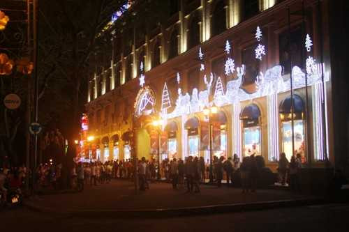 Hình ảnh Noel lung linh, kỳ ảo ở TP.HCM