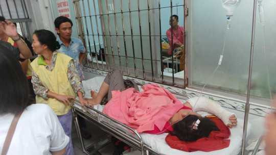 Đang chạy, xe nổ lốp, 5 người thương vong