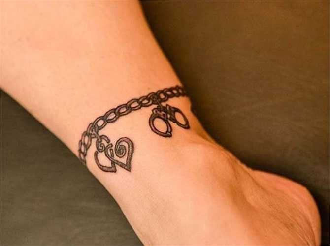 Xăm trang sức: Đây là một trong những dạng hình xăm từng được các cô gái rất yêu thích. Giống như tên gọi của nó, xăm trang sức là ghi dấu các hình vòng cổ, lắc chân... lên cơ thể. Song cũng như trang sức, mỗi kiểu chỉ đẹp theo từng mùa mốt nhất định, mà xăm thì rất khó thay đổi.