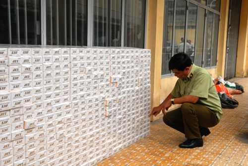 Bắt xe khách vận chuyển hàng ngàn gói thuốc lá nhập lậu