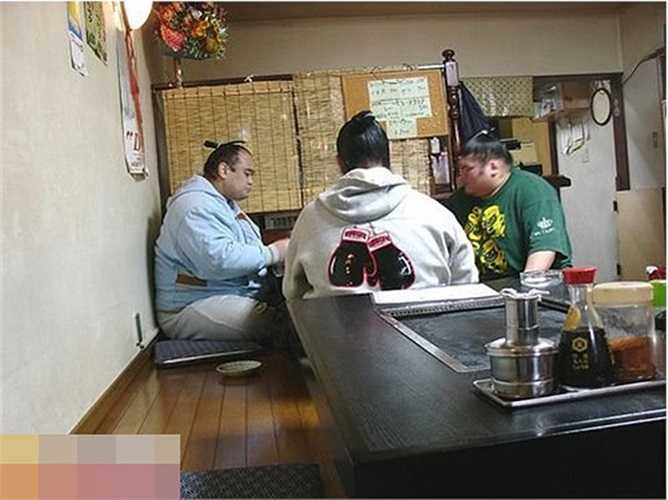 Để trở thành sumo, những đô vật phải trải qua quá trình vỗ béo vô cùng gian khổ