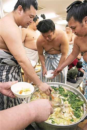 Và quá trình tập luyện để rèn cơ bắp, xương cốt là điều không thể thiếu của một sumo