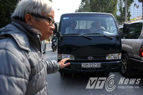 Cảnh qua đường 'thót tim' nơi người dân gửi tâm thư cho Bộ trưởng Thăng