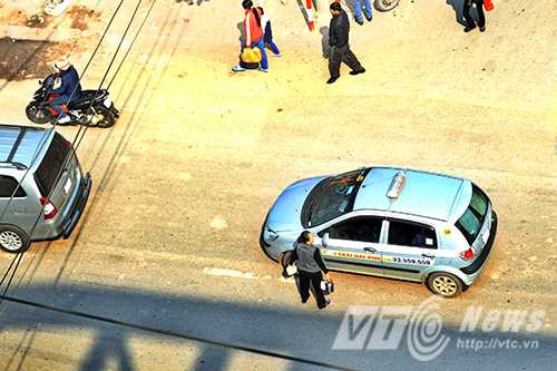 Cảnh qua đường 'thót tim' nơi người dân gửi tâm thư cho Bộ trưởng Thăng