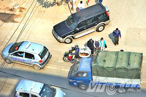 Cảnh qua đường 'thót tim' nơi người dân gửi tâm thư cho Bộ trưởng Thăng