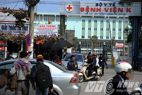 Cảnh qua đường 'thót tim' nơi người dân gửi tâm thư cho Bộ trưởng Thăng