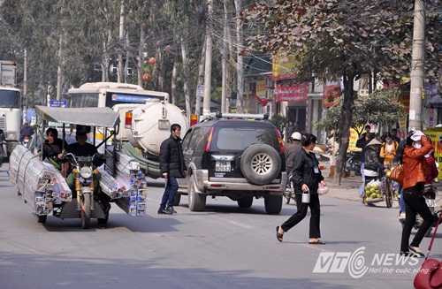 Cảnh qua đường 'thót tim' nơi người dân gửi tâm thư cho Bộ trưởng Thăng