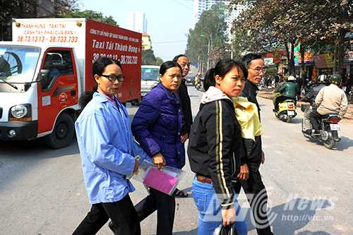 Cảnh qua đường 'thót tim' nơi người dân gửi tâm thư cho Bộ trưởng Thăng