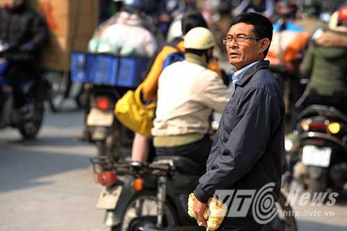 Cảnh qua đường 'thót tim' nơi người dân gửi tâm thư cho Bộ trưởng Thăng