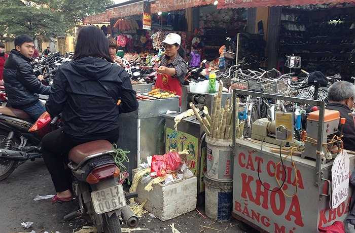 Theo thông báo của UBND quận Cầu Giấy, việc di dời chợ tạm Nhà Xanh, đường Phan Văn Trường về chợ tạm Dịch Vọng Hậu, phố Nghĩa Tân, sẽ được tổ chức thực hiện từ ngày 25/12/2013 đến ngày 28/02/2014. 