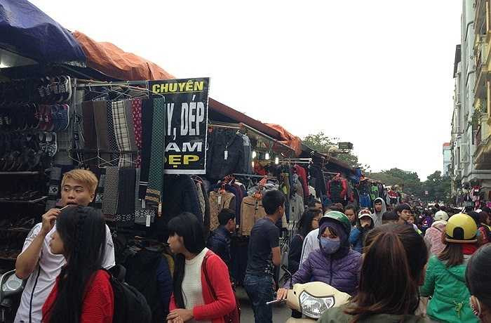 Tuy nhiên, đến nay khu vực chợ Nhà Xanh vẫn chưa được di dời. Các cửa hàng vẫn ngang nhiên lấn chiếm lòng đường và xả rác