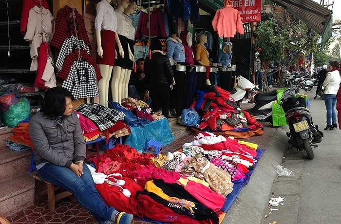Quần áo cũng được bày thoải mái trên khu vực vỉa hè