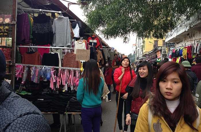 Các tiểu thương không ngần ngại giăng dây treo quần áo ra khu vực đường đi. 