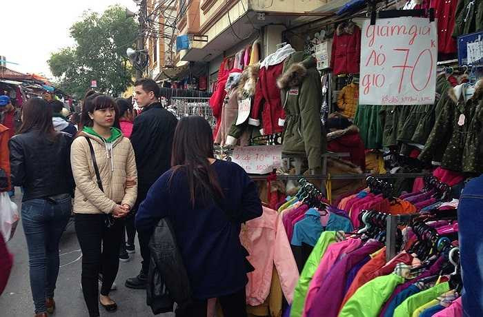 Khách mua quần áo chen lấn đường đi