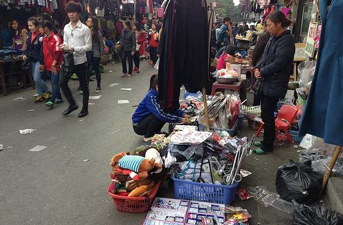 Hàng ăn vặt ngang nhiên bày bán trên lòng đường