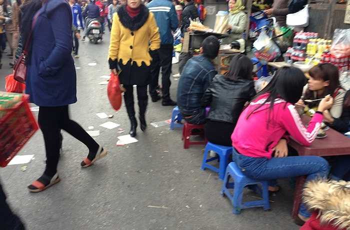 Và khách hàng thì ăn uống thoải mái