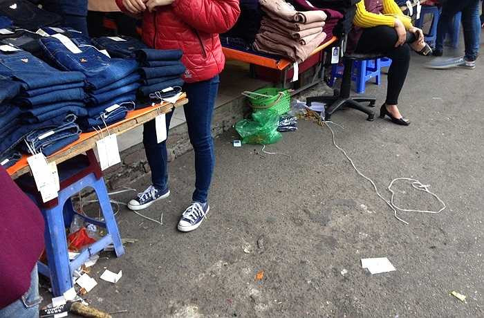 Trên cả con đường vào khu chợ này, dường như rác thải là điều dễ nhìn thấy nhất