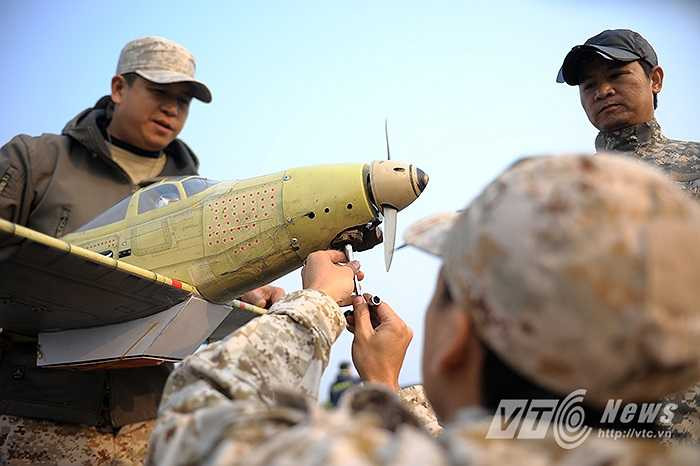 Sáng 21/12 tại sân bay Gia Lâm Hà Nội, Câu lạc bộ Hàng không miền Bắc đã tổ chức mít tinh và bay biểu diễn máy bay mô hình nhân dịp kỷ niệm 70 năm ngày thành lập Quân đội Nhân dân Việt Nam và 25 năm ngày Hội Quốc phòng toàn dân. Tham gia sự kiện có tới hơn 100 hội viên của Câu lạc bộ Hàng không miền Bắc đến từ Hà Nội, Hải Phòng đã cùng nhau tham gia trình diễn máy bay mô hình.