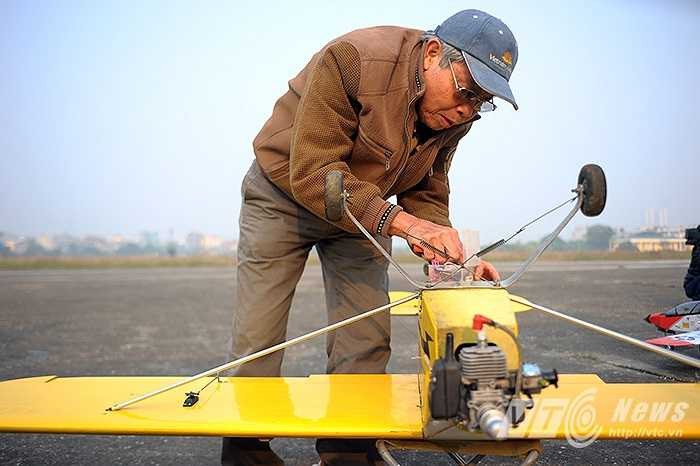 Bác Phạm Cao Hạnh (72 tuổi) người có hơn 30 năm chơi máy bay mô hình đang chỉnh lại chiếc máy bay tự chế của mình chuẩn bị cho màn biểu diễn. Phải mất hơn 20 ngày để bác Hạnh hoàn thành chiếc máy bay này.