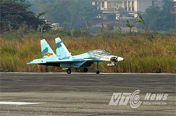 Máy bay mô hình điều khiển bằng vô tuyến hiện có giá từ vài triệu đến hàng chục triệu đồng tùy thuộc vào kích cỡ thân vỏ, vật liệu, động cơ… để có được một mô hình bay ưng ý, người chơi thường tự đi mua động cơ, vật liệu, tham khảo tài liệu để dựng theo đúng ý của mình.