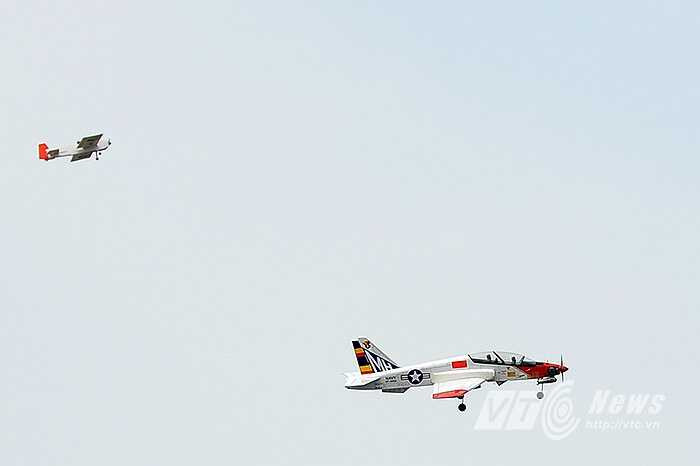 Một mô hình máy bay trung bình nặng khoảng 2,5 tới 3kg và có thể bay với vận tốc từ 30 đến 100km/giờ.