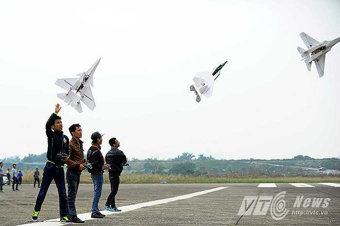 Những chiếc máy bay tự chế với vỏ bằng xốp, sử dụng động cơ điện với tiêu chí ‘ngon – bổ rẻ’ của những bạn trẻ đam mê mô hình bay.