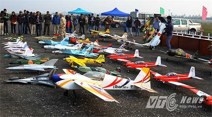 Hàng trăm chiếc máy bay với đủ chủng loại, kích cỡ cùng hội tụ tại sân bay Gia Lâm trong sự kiện này.