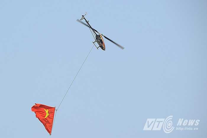 Những chiếc trực thăng mở màn buổi diễn trong tiếng hò reo vỗ tay không ngừng của khán giả.