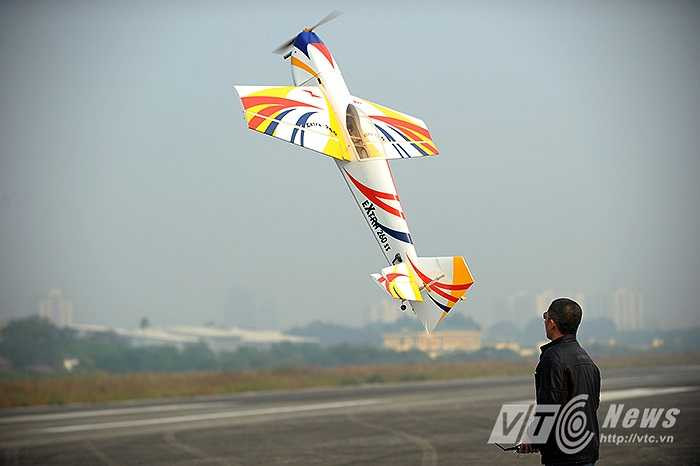 Để thực hiện được những động tác khó nhào lộn, xoắn vòng, bổ nhà, bay 3d… những thành viên của Câu lạc bộ Hàng không miền Bắc đã phải bỏ ra hàng trăm giờ luyện tập, cũng như rất nhiều chiếc máy bay đã bị rơi trước đó.