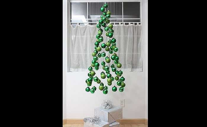 1. Chỉ với một vài quả bóng màu sắc như xanh, đỏ hay nhiều màu khác, bạn có thể kết chúng lại với nhau theo hình tháp và treo lên cao để thành một cây thông Noel lơ lửng trong nhà. Rất đơn giản mà không kém phần bắt mắt.