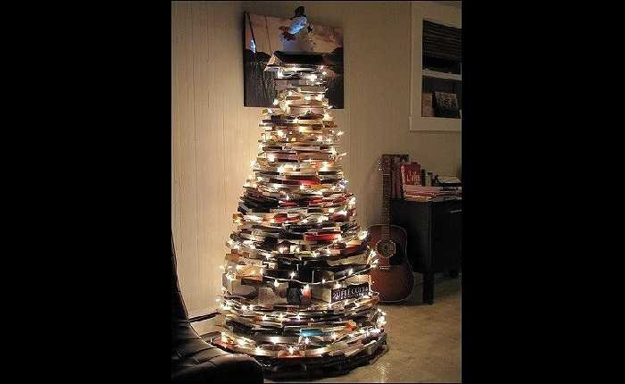 2. Chỉ với chiếc giá sách và những cuốn sách quen thuộc hàng ngày, bạn cũng có thể bày trí để biến chúng trở thành một cây thông Noel bằng sách rất độc đáo. Đừng quên thêm một vài dây đèn nhấp nháy cho cây thông thêm phần rực rỡ.