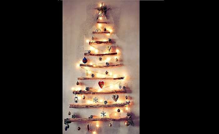 12. Hay đơn giản chỉ là những thanh gỗ khô được sắp xếp hết sức đơn giản theo hình tháp đặc trưng của cây thông Noel và được trang trí bởi đèn cũng như một vài phụ kiện là đã giúp bạn có ngay một cây thông tuyệt vời.