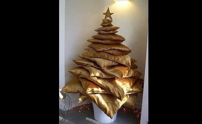16. Ý tưởng cho cây thông Noel được xuất phát từ những chiếc gối. Mặc dù màu sắc không đặc trưng cho mùa Giáng sinh nhưng rõ ràng ta vẫn thấy được sự độc đáo trong ý tưởng thiết kế và thú vị hơn cả nó còn xuất hiện ngay trong phòng ngủ của bạn.