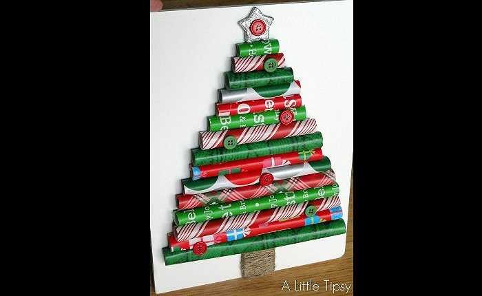 16. Những tờ giấy cuộn với những màu sắc chủ đạo gồm xanh lá, đỏ, trắng được xếp thành hình tháp trên nền phẳng cũng tạo thành một cây thông mini rất đẹp và ngộ nghĩnh.