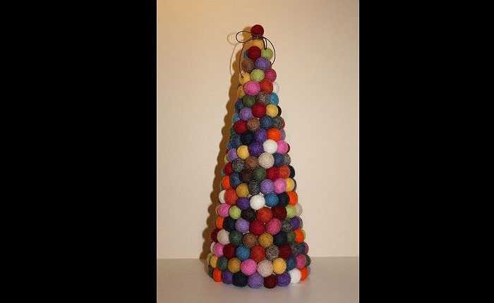 17. Cây thông vào mùa lễ Giáng sinh được thiết kế từ những cuộn len tròn với đủ các màu sắc khác nhau.